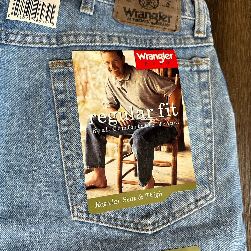 Wrangler Hero Mens 36x30 Light Wash Blue Regluar Fit 100% Cotton Jeans NEW - Picture 6 of 9